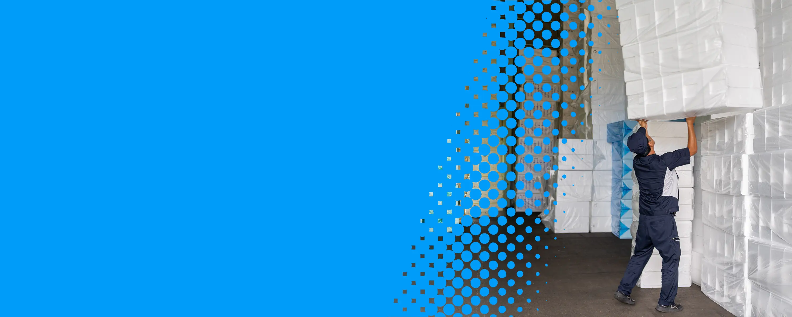 発泡スチロールを積み上げている様子