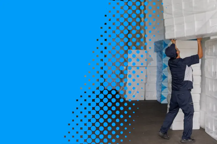 発泡スチロールを積み上げている様子