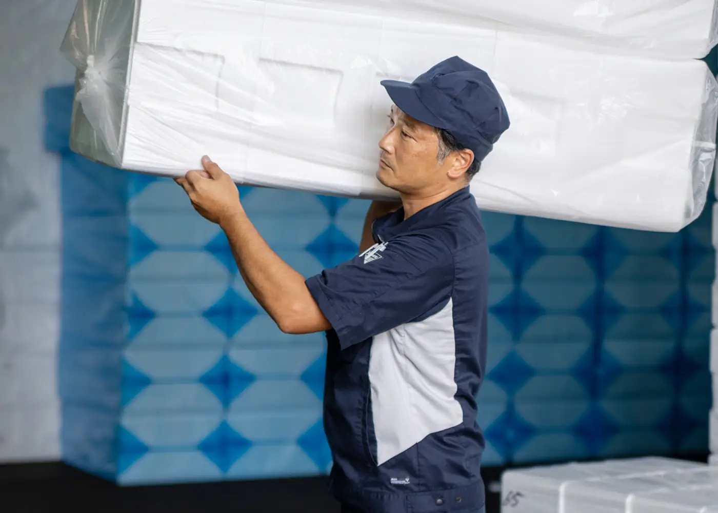 発泡スチロールを運んでいる様子